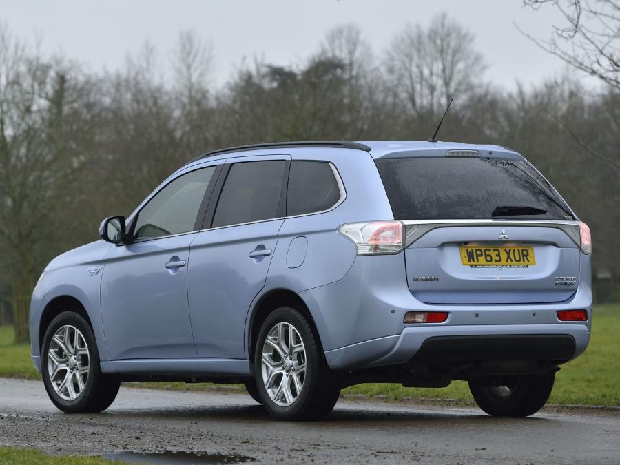  Mitsubishi Outlander PHEV 2014 года  (UK) (фото 3 из 19)